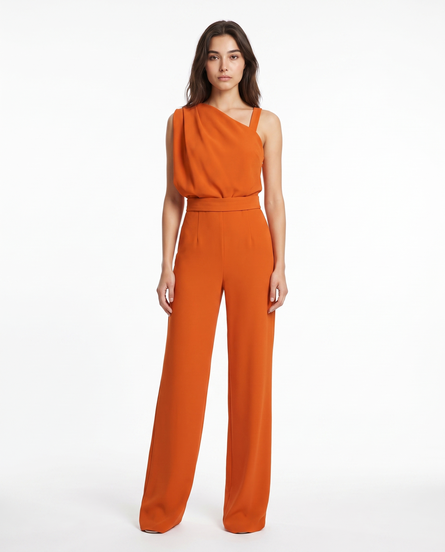 Orange ærmeløs jumpsuit med asymmetrisk hals og vide ben, markeret talje