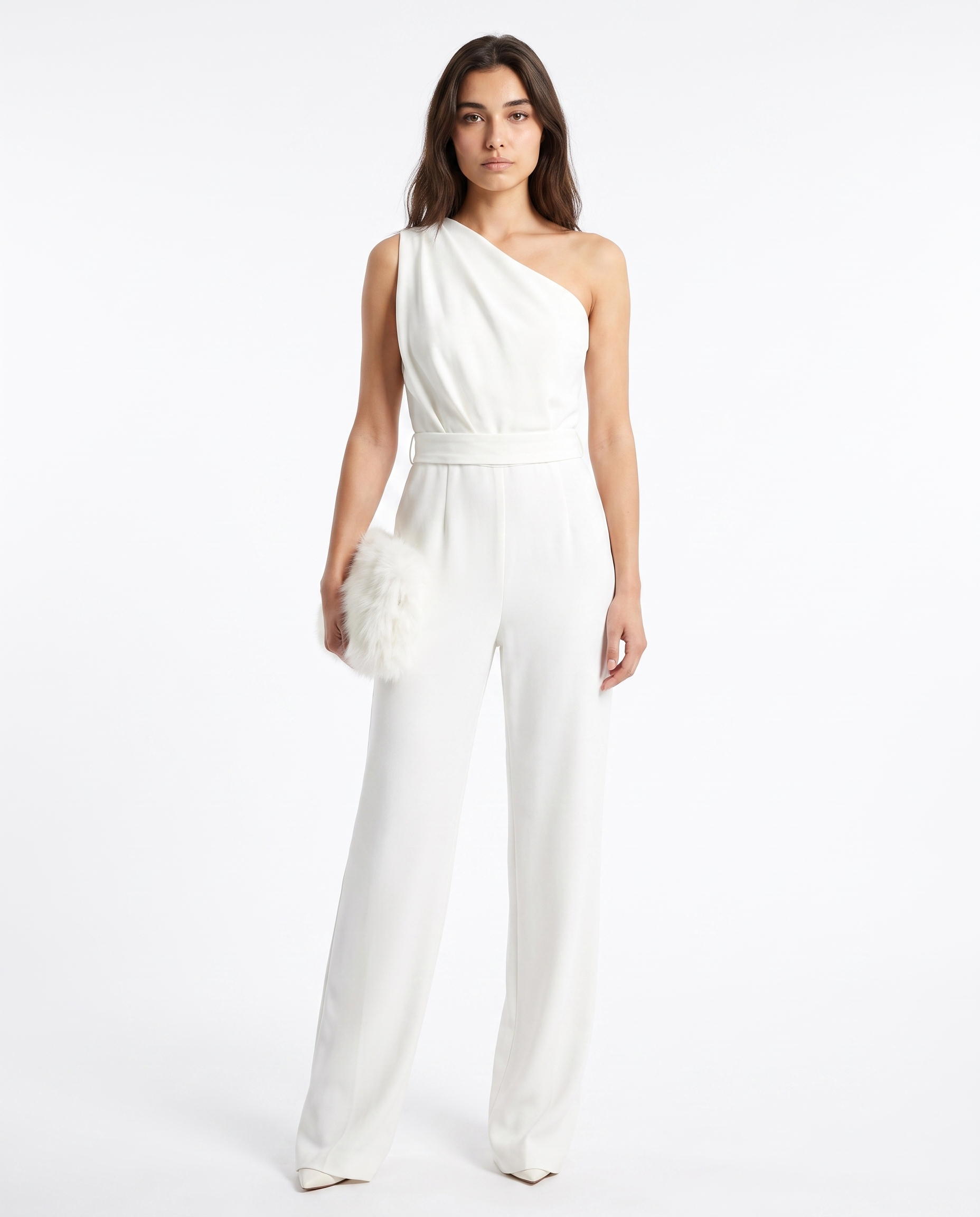 Hvid ærmeløs jumpsuit med asymmetrisk hals og vide ben, bælte i taljen