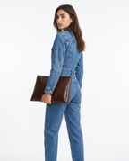 Blå denim buksedragt med knaplukning og syninger, sideprofil med lange bukseben
