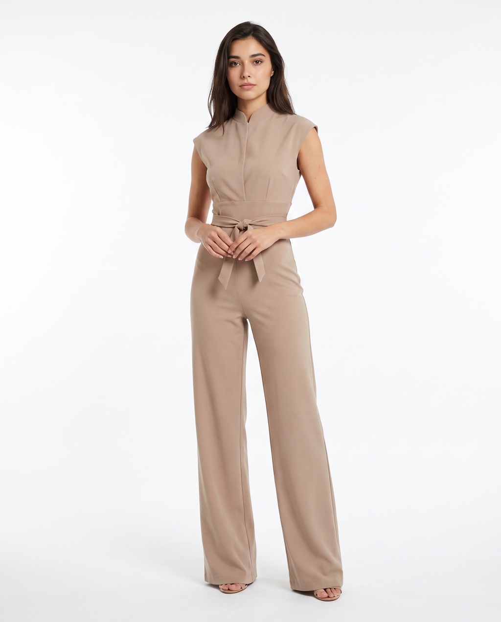 Beige ærmeløs jumpsuit med frontlukning og bælte i taljen, vide ben