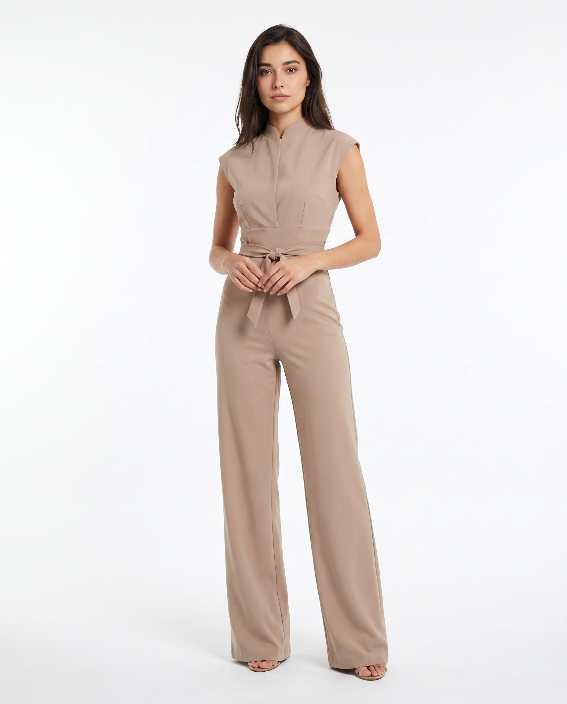 Beige ærmeløs jumpsuit med frontlukning og bælte i taljen, vide ben