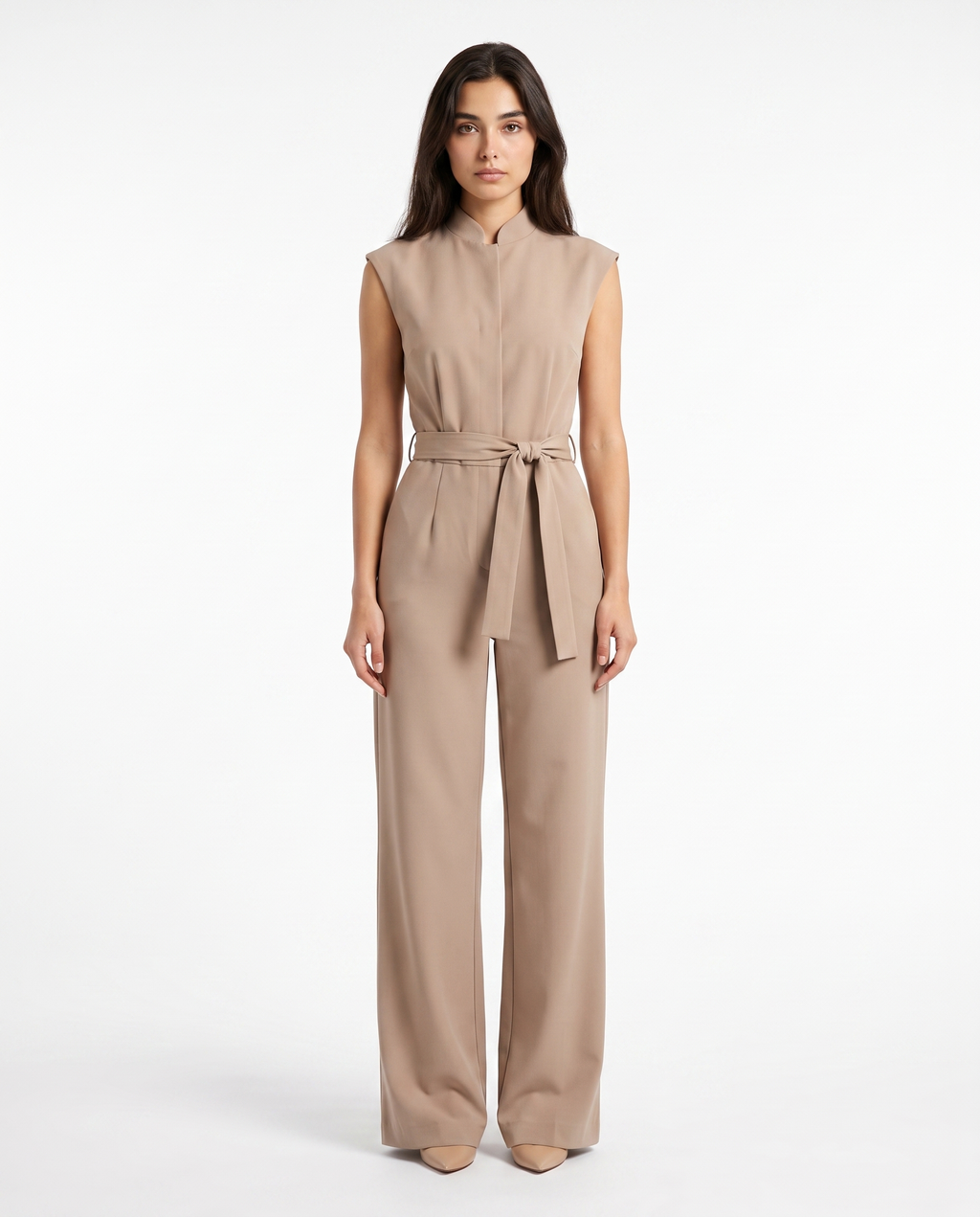 Beige jumpsuit uden ærmer med frontlukning og knyttet bælte, vide bukseben