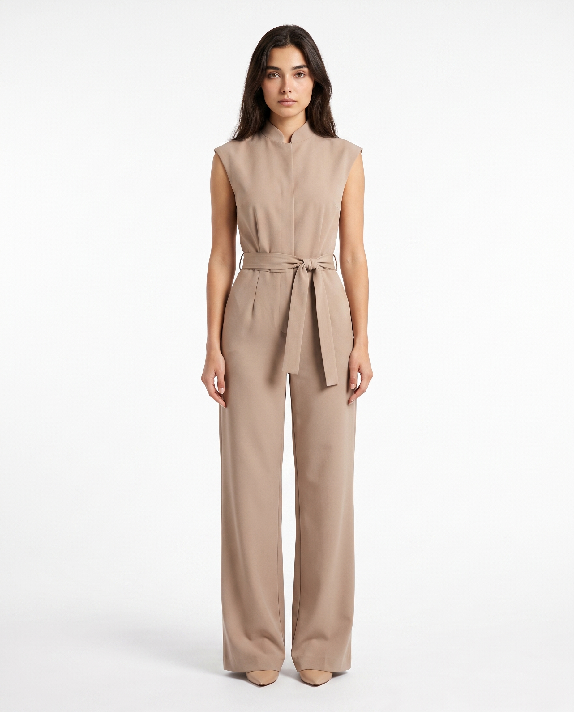 Beige jumpsuit uden ærmer med frontlukning og knyttet bælte, vide bukseben