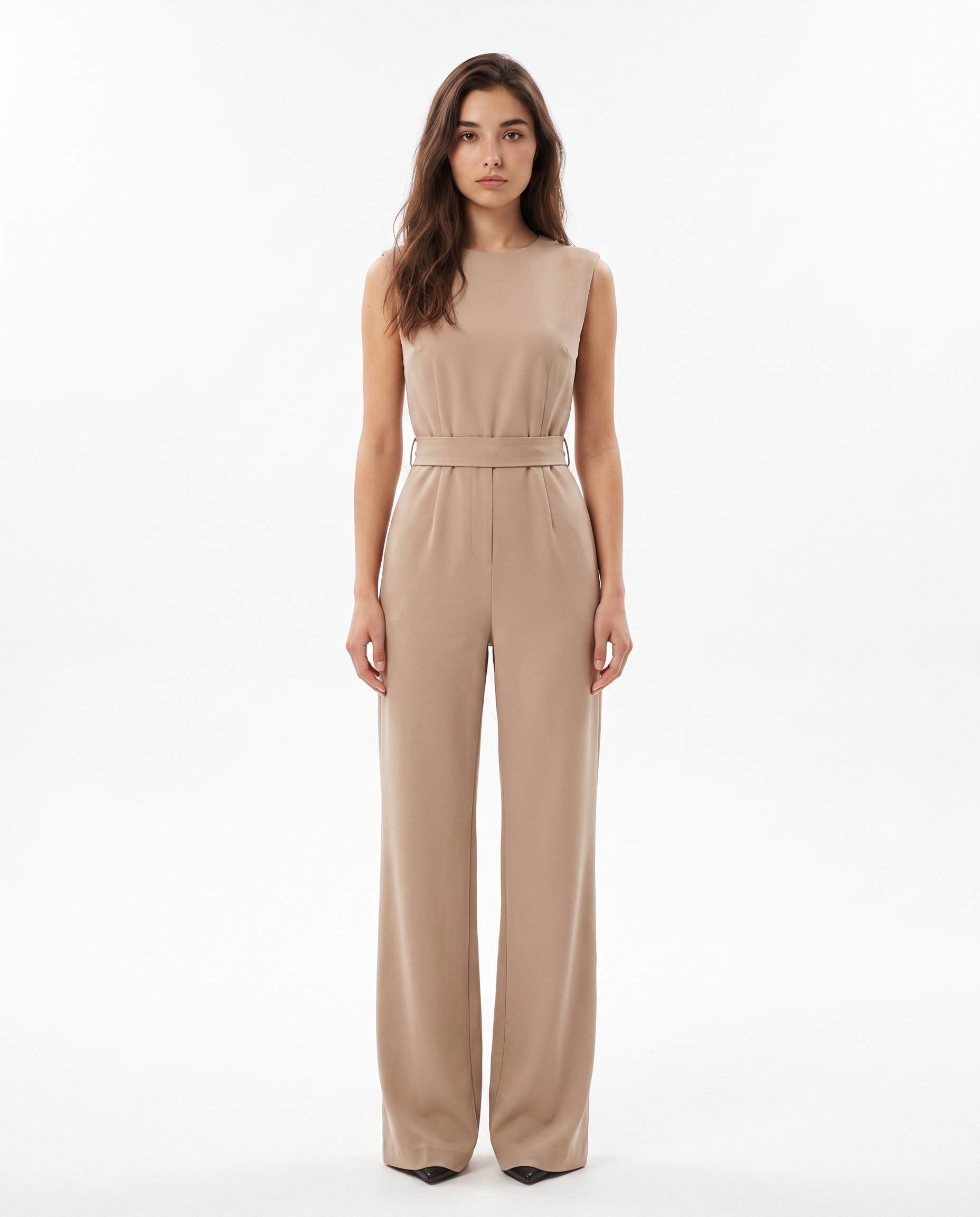 Lysebeige ærmeløs jumpsuit med knyttet bælte i taljen og lange vide ben