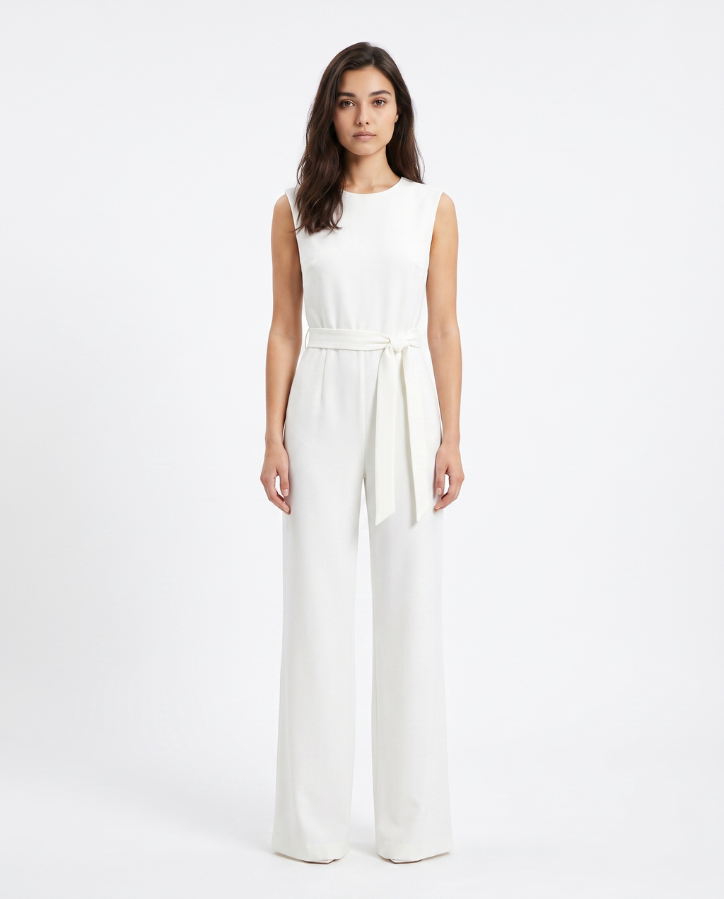 Hvid ærmeløs jumpsuit med knyttet bælte i taljen og vide bukseben