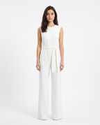 Hvid ærmeløs jumpsuit med knyttet bælte i taljen og vide bukseben