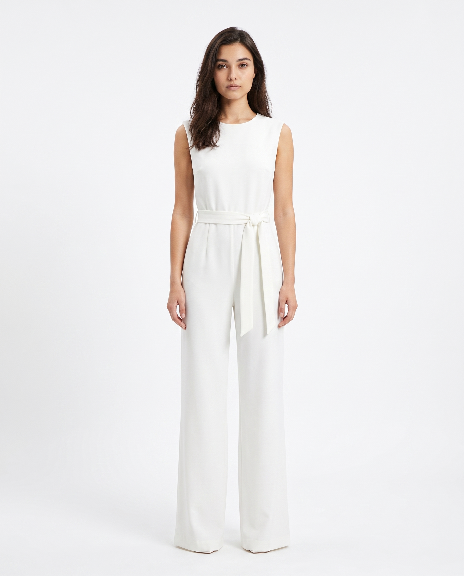 Hvid ærmeløs jumpsuit med knyttet bælte i taljen og vide bukseben