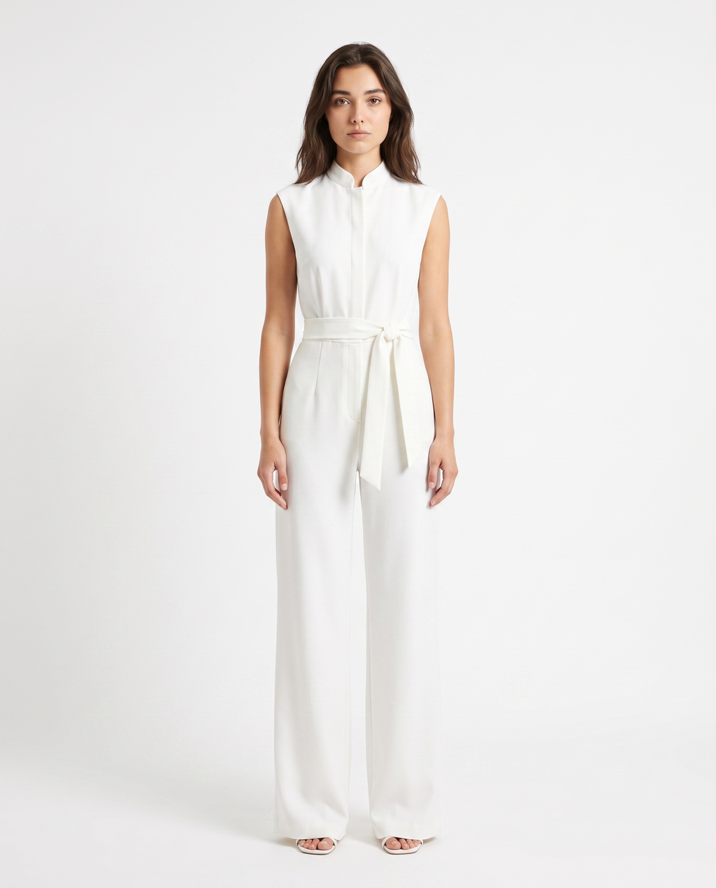 Hvid ærmeløs jumpsuit med høj udskæring og knyttet bælte, lange vide ben