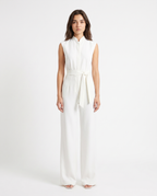 Hvid ærmeløs jumpsuit med høj udskæring og knyttet bælte, lange vide ben